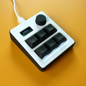 TogKey Pad Plus: Mini teclado con macropad programable de 6 teclas / Perilla de volumen / Pantalla OLED / Iluminación RGB / Interruptores mecánicos intercambiables en caliente / QMK Panda