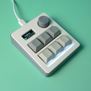 TogKey Pad Plus: Mini teclado con macropad programable de 6 teclas / Perilla de volumen / Pantalla OLED / Iluminación RGB / Interruptores mecánicos intercambiables en caliente / QMK Cool Gray
