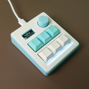 TogKey Pad Plus: Mini teclado con macropad programable de 6 teclas / Perilla de volumen / Pantalla OLED / Iluminación RGB / Interruptores mecánicos intercambiables en caliente / QMK Ice Blue
