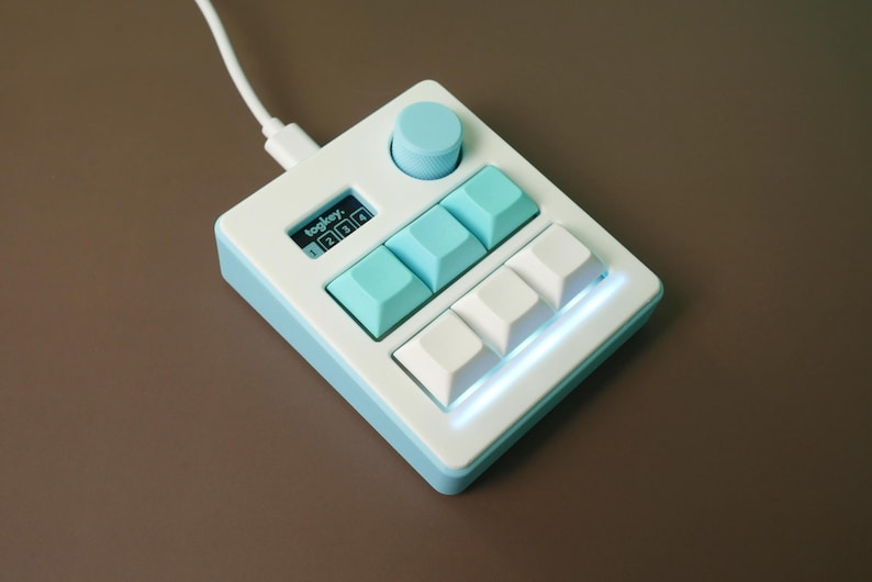 TogKey Pad Plus: Mini teclado con macropad programable de 6 teclas / Perilla de volumen / Pantalla OLED / Iluminación RGB / Interruptores mecánicos intercambiables en caliente / QMK Ice Blue
