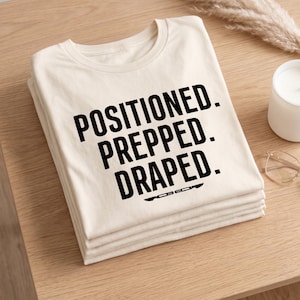 OP-Schwestern-Shirt, Gildan 5000 Baumwoll-T-Shirt mit positioniertem, drapiertem Druck