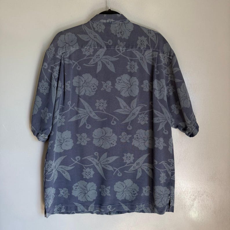 Vintage TOMMY BAHAMA Men's L Blue Hawaiian Print 100% Silk Short Sleeve Shirt image 6