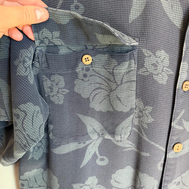 Vintage TOMMY BAHAMA Men's L Blue Hawaiian Print 100% Silk Short Sleeve Shirt image 8