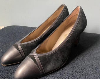 SALVATORE FERRAGAMO para Saks Vintage - Zapatos de tacón de ante gris 6.5 para mujer, clásicos