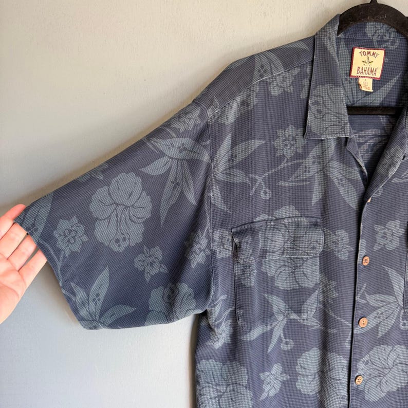 Vintage TOMMY BAHAMA Men's L Blue Hawaiian Print 100% Silk Short Sleeve Shirt image 4
