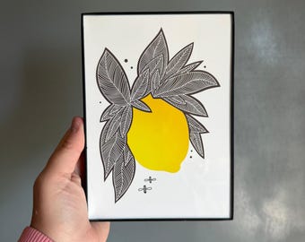 Grabado botánico en linóleo de limón con follaje negro y cítricos amarillos vibrantes, 7x5x0.05