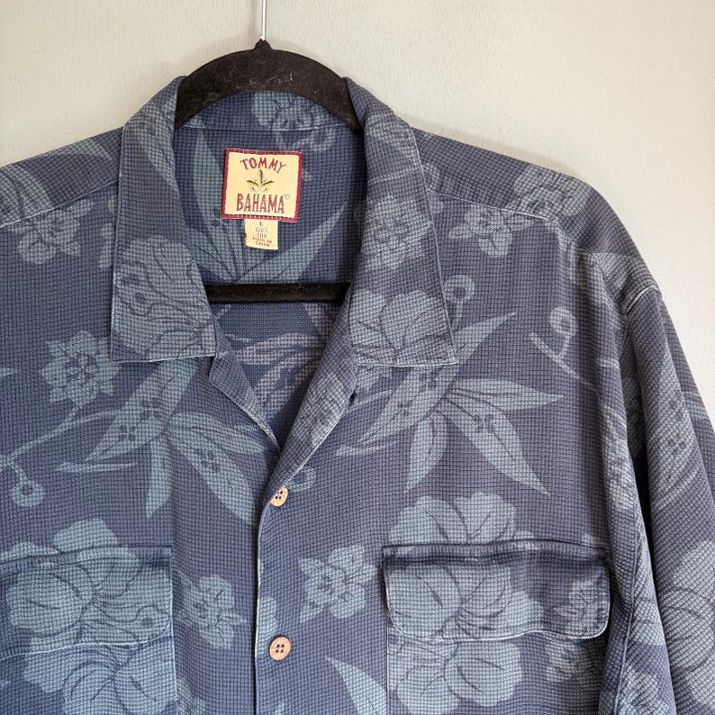 Vintage TOMMY BAHAMA Men's L Blue Hawaiian Print 100% Silk Short Sleeve Shirt image 2