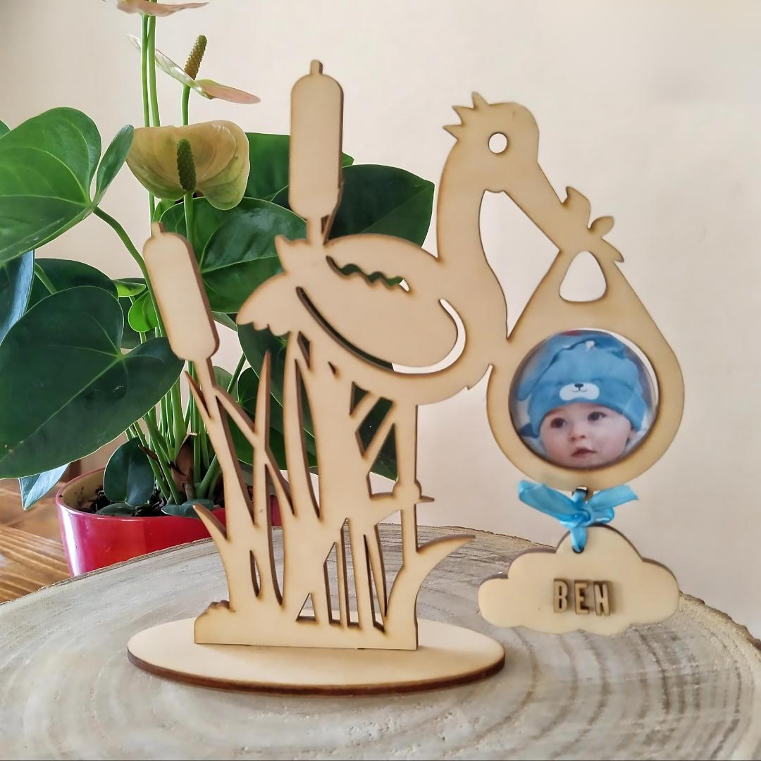 HOFMEISTER Fensterbild Aus Holz – Storch Mit Baby, Oval Gerahmt, Zum Bemalen & Basteln (8,7 X 6,7 Cm)