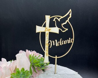 Pode incluir: Topo de bolo de madeira com uma cruz e uma pomba, com o texto "Zur Firmung Melanie".