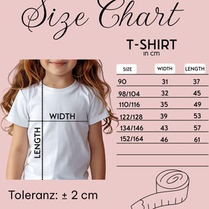 Peut inclure: Tableau des tailles pour un t-shirt en centim&egrave;tres. Le tableau indique la taille, la largeur et la longueur du t-shirt en centim&egrave;tres. Le tableau est sur un fond rose. Toleranz: &plusmn; 2 cm