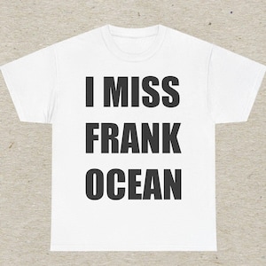 Op de afbeelding: Wit T-shirt met zwarte tekst die "I miss Frank Ocean" zegt.