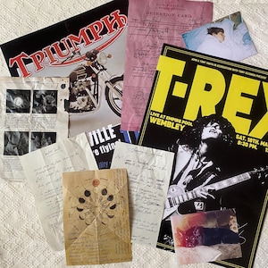 Puede incluir: Un collage de carteles de conciertos vintage y efímeros, que incluye una foto en blanco y negro de una motocicleta, una foto en blanco y negro de un músico y un cartel amarillo y negro para un concierto de T-Rex en Empire Pool Wembley el sábado 18 de mayo. El cartel incluye el texto "Live at Empire Pool Wembley" y "Sat. 18th. May 8:30 PM. 12".
