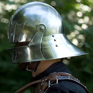 Mittelalterlicher Schallerhelm aus poliertem Stahl - Replik eines deutschen Props mit Holzständer