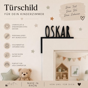 Könnte beinhalten: Ein schwarzes Türschild mit dem Namen OSKAR in Großbuchstaben, das für die obere Ecke eines Türrahmens konzipiert ist. Das Schild ist vor einem hellen Hintergrund mit deutschem Text, kleinen Sternsymbolen und einem braunen Teddybären abgebildet.