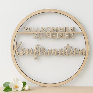 Könnte beinhalten: Ein rundes Holzschild mit dem Text "Willkommen zu meiner Konfirmation" in einer kursivschrift.