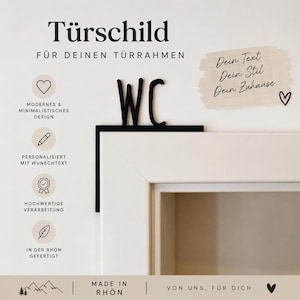 Könnte beinhalten: Ein schwarzes Türschild aus Metall mit den Buchstaben WC, das auf den Türrahmen aufgesetzt wird. Das Bild enthält folgenden Text: Türschild, FÜR DEINEN TÜRRAHMEN, Dein Text Dein Stil Dein Zuhause, MODERNES & MINIMALISTISCHES DESIGN, PERSONALISIERT MIT WUNSCHTEXT, HOCHWERTIGE VERARBEITUNG, IN DER RHÖN GEFERTIGT, MADE IN RHÖN, VON UNS. FÜR DICH.