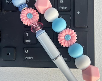 Conjunto de caneta e suporte para celular com miçangas combinando • Acessórios de mesa com miçangas de silicone em tons pastel de rosa e azul com estampa de margaridas • Ideal para colegas de trabalho e professores