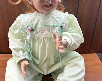 1996 Vintage Fayzah Spanos Sitting Lifelike Doll 1759/2500 Pink BowsGreen Outfit