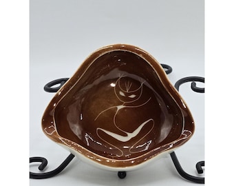 Plato de cerámica Winfield de forma libre, esmalte marrón, figura abstracta, mediados del siglo XX, California