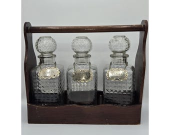 Juego de decantador de licor de vidrio de mediados de siglo con caja de madera para whisky escocés, bourbon y vodka (3 botellas)