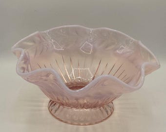 ピンクの乳白色フェントンコンポート皿：縁にフリル、ビーズ装飾