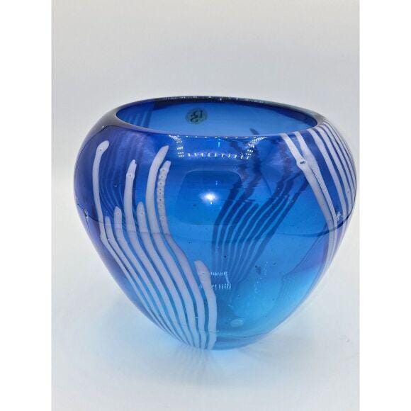 青と白のストライプガラス花瓶 青と白のストライプガラス花瓶 DS Studio 青いアートガラスの花瓶