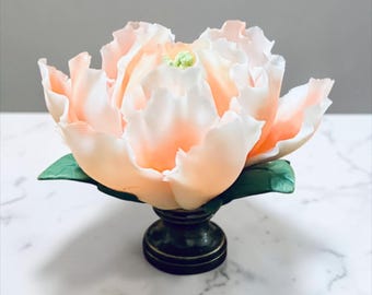 Handgemaakte porseleinen perzik lotusbloemknop: voet antiek messing