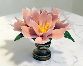 Remate de lámpara de porcelana rosa con forma de flor de durazno: base de latón antiguo, 5 cm de alto.