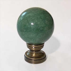 Zwieńczenie lampy z zielonego jadeitu/marmuru jadytowego, 30 mm (1,2 cala), podstawa z antycznego mosiądzu