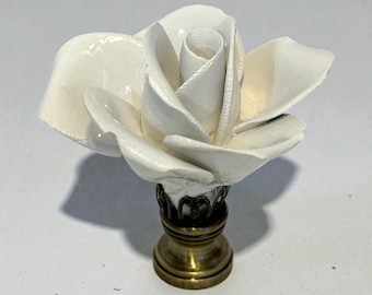 Lámpara de porcelana blanca con remate de rosa y base de latón antiguo