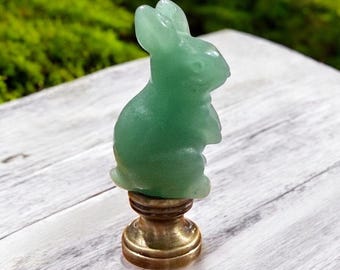Adorno de conejo con forma de conejo, piedra preciosa de aventurina verde, latón antiguo, 5 cm, estilo rústico, ideal para la habitación infantil o la guardería.