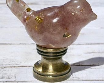 Lámpara de pájaro con piedra preciosa sintética de cuarzo fresa, remate de latón antiguo, base romántica para decoración del hogar