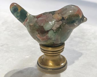 Lampe oiseau colorée avec imitations de pierres précieuses, faîteau, base en laiton antique