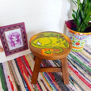 Tabouret dragon endormi fabriqué à la main en bois