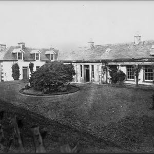 Erste bekannte Fotografie des Boleskine House 1876 | Thema | Okkult | Zauberei | Abramelin | Goldene Morgenröte | Ritual | Aleister Crowley