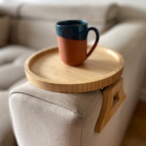 Mesa con reposabrazos ajustable y brazos con resortes para sofá / Elegante mesa con bandeja para bebidas, refrigerios, control remoto y organizador de teléfono