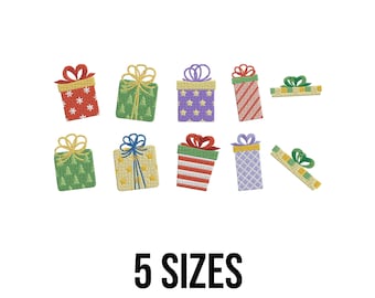 Op de afbeelding: Een assortiment geborduurde geschenkdozen in verschillende kleuren en patronen, waaronder rood, groen, paars en geel. Sommige dozen hebben sterren, strepen en sneeuwvlokontwerpen. De tekst "5 SIZES" wordt onderaan in vette, zwarte letters weergegeven.