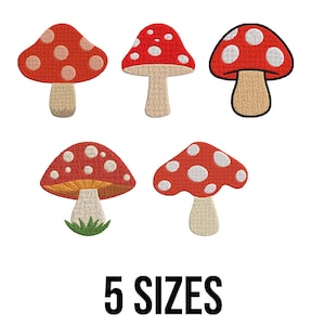 Pode incluir: Cinco desenhos de cogumelos bordados em vários tamanhos. Cada cogumelo apresenta um chapéu vermelho com manchas brancas e um caule bege. O texto "5 SIZES" é exibido em preto, indicando as opções disponíveis para o design.