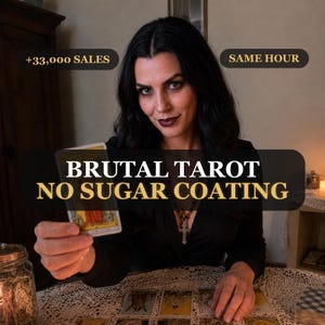 Op de afbeelding: Een persoon met donker haar draagt een zwarte top en een kruisketting en houdt een tarotkaart vast. De tekst op de afbeelding luidt +33,000 SALES, SAME HOUR en BRUTAL TAROT NO SUGAR COATING. Verschillende tarotkaarten liggen op een wit kanten tafelkleed.