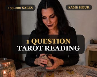 Op de afbeelding: Een persoon met donker haar in een zwart overhemd schudt een set tarotkaarten op een kanten tafelkleed. Tekstoverlays tonen +33,000 SALES, SAME HOUR en 1 QUESTION TAROT READING. Verschillende tarotkaarten liggen verspreid op de tafel.