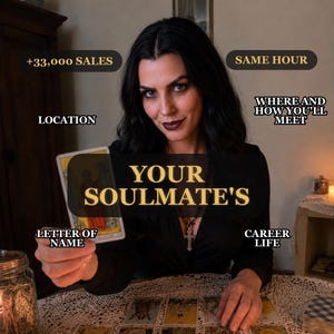 Peut inclure: Une personne vêtue d'un haut noir tient une carte de tarot avec des textes superposés : +33,000 SALES, SAME HOUR, LOCATION, WHERE AND HOW YOU'LL MEET, YOUR SOULMATE'S, LETTER OF NAME et CAREER LIFE. Des cartes de tarot sont étalées sur une table.