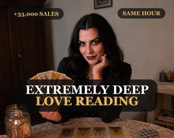 Op de afbeelding: Een persoon met donker haar in een zwarte top houdt een waaier van tarotkaarten vast. De afbeelding bevat de tekst +33,000 SALES, SAME HOUR en EXTREMELY DEEP LOVE READING. Verschillende tarotkaarten liggen op een tafel met kant en kaarsen.