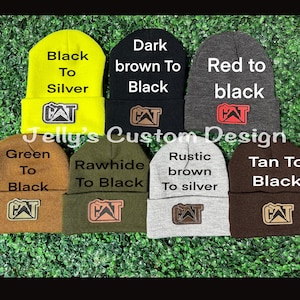 Puede incluir: Una colección de gorros en varios colores, incluyendo amarillo, negro y gris. Cada gorro presenta el logotipo de CAT y los textos "Black To Silver", "Dark brown To Black", "Red to black", "Green To Black", "Rawhide To Black", "Rustic brown To silver", y "Tan To Black".