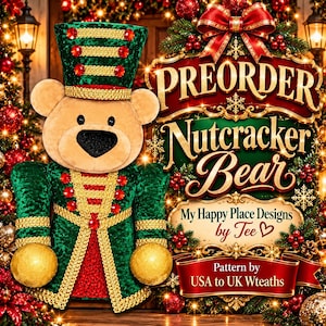 Op de afbeelding: Een pluche teddybeer verkleed als notenkraker in een groen fluwelen uniform met gouden randen, rode lovertjes en een bijpassende hoed. De tekst luidt: PREORDER Nutcracker Bear, My Happy Place Designs by Tee, Pattern by USA to UK Wteaths.