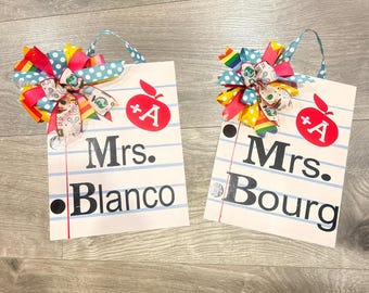 Corona personalizada para profesores, corona para la puerta de regreso a clases, regalo de agradecimiento para profesores, decoración escolar, colgador de puerta personalizado para el aula.