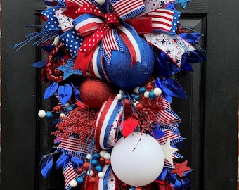 Rot-weiß-blauer Swag-Kranz in Handarbeit für die Tür und die Tür dekoriert