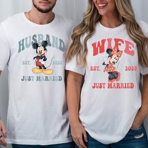 Camiseta de Mickey Minnie recién casados, camisetas de Disney para esposas y esposos, camisetas de Disney para luna de miel, camisetas de Disney para fiestas de bodas, camisetas para novios