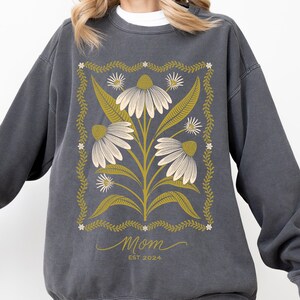 New Mom Custom Sweatshirt for Postpartum Mom Gift Idea Crewneck Mom Hospital Outfit Boho Personalized Mom Est Sweater Pregnancy Announcement