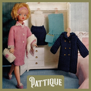 Könnte beinhalten: Ein rosa gestrickter Mantel, ein weißer gestrickter Schal, ein blauer gestrickter Mantel, ein weißer gestrickter Pullover und ein blauer gestrickter Rock. Die Kleidung hängt an einer weißen Schranktür mit dem Wort "PATTIQUE" unten.