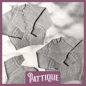 以下が含まれることがあります： ボタン付きのセーターとクルーネックのセーターの2つのニットセーター。どちらも薄いグレーの色です。セーターは袖にケーブルニットの模様、裾にリブ編みの模様があります。